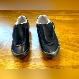 Size 8c unisex black cleats